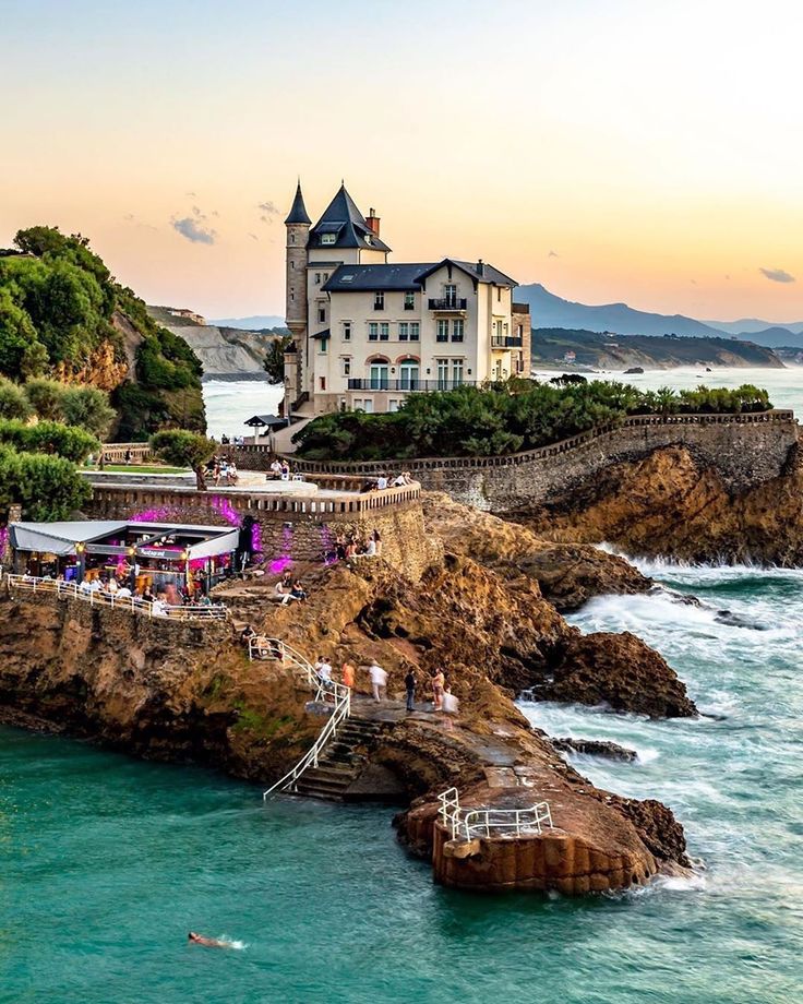 Biarritz, vue depuis la côte des Basques avec la Villa Belza au coucher du soleil