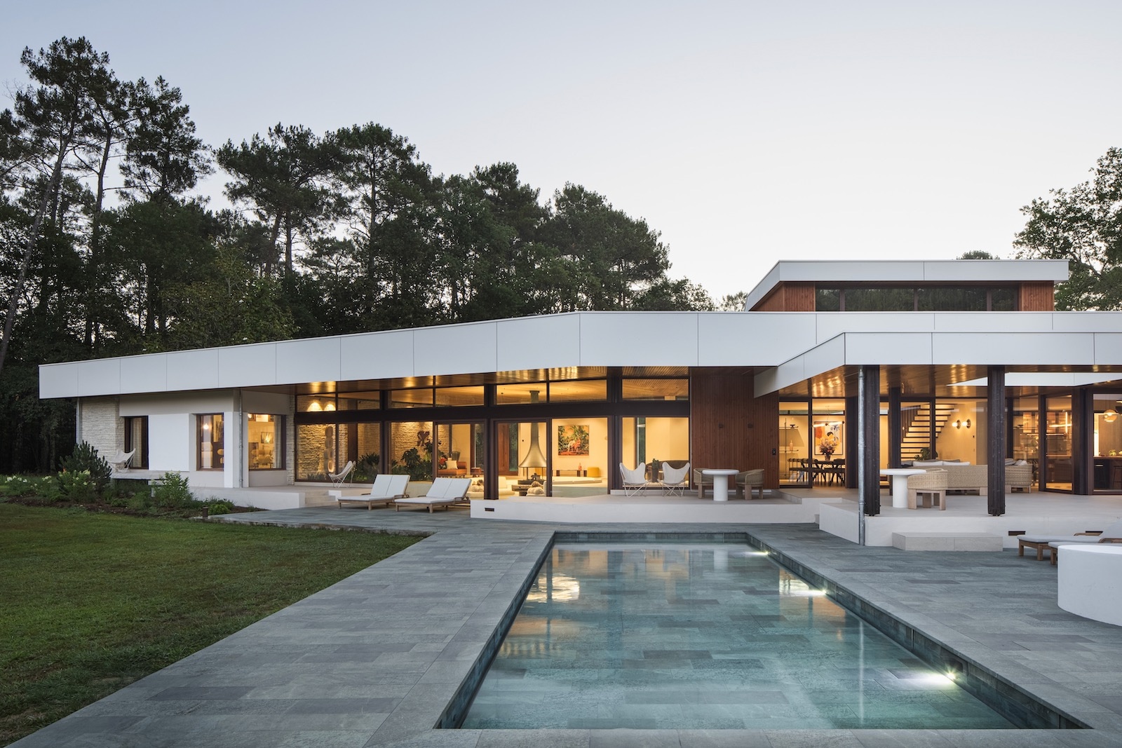 Villa 800 m², terrain de paddle et étang privé, Côte landaise